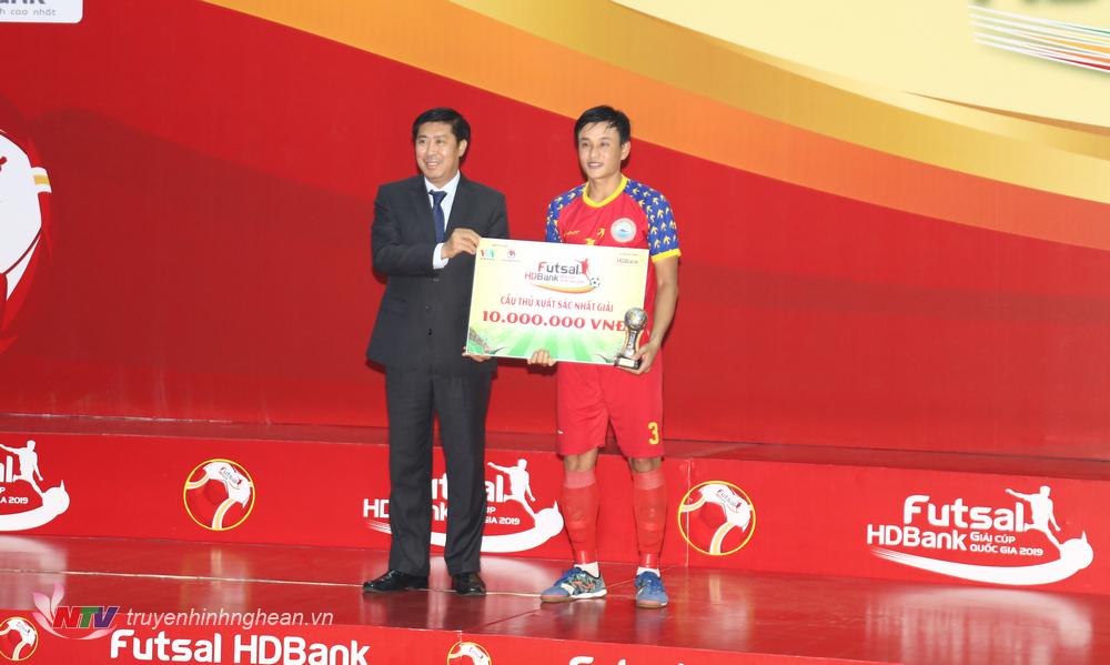 Cầu thủ xuất sắc nhất thuộc về cầu thủ Khổng Đình Hùng mang áo số 2 Đội SS Khánh Hòa
