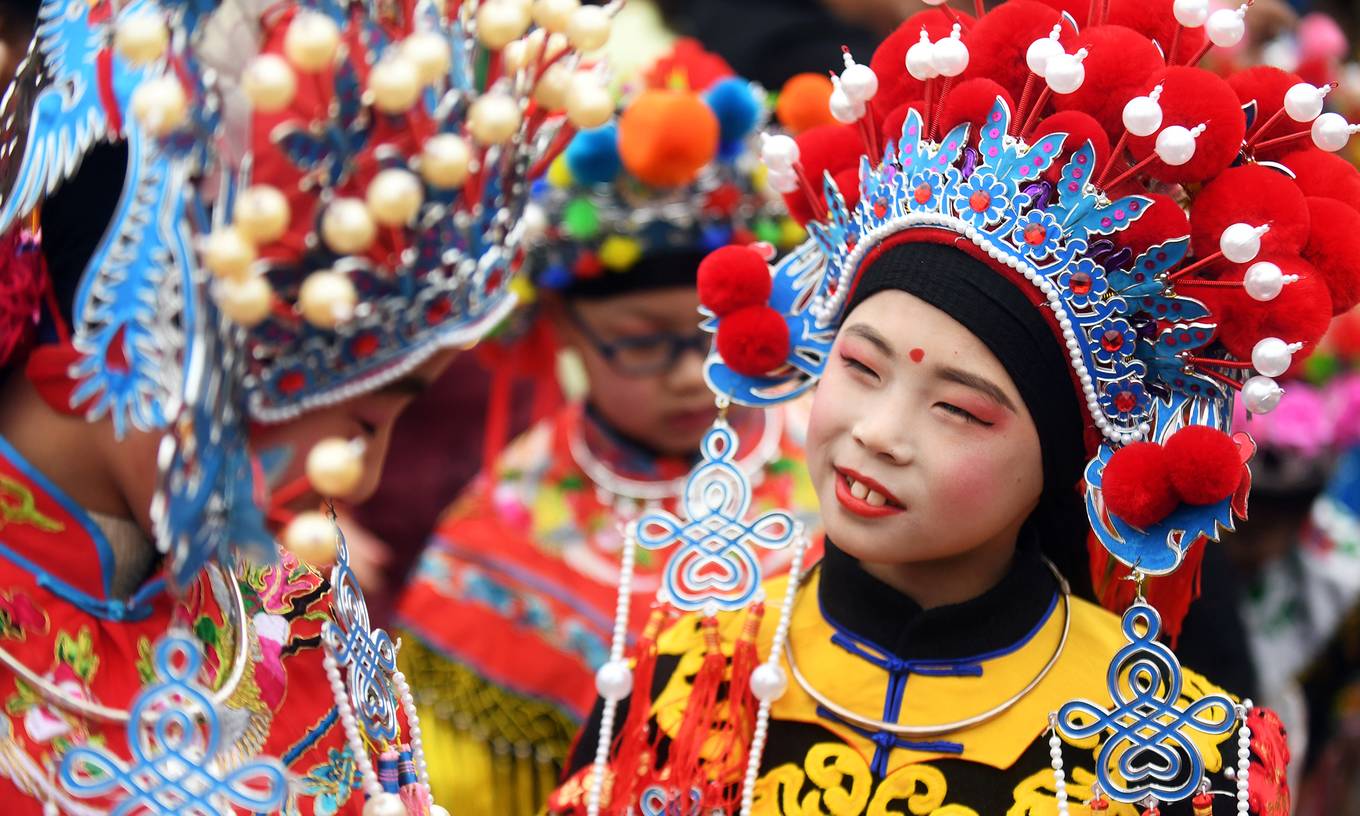Các nghệ sĩ trong trang phục biểu diễn chờ lên sân khấu tại sự kiện mừng năm mới Kỷ Hợi tại thành phố Nam Kinh, tỉnh Giang Tô, Trung Quốc.