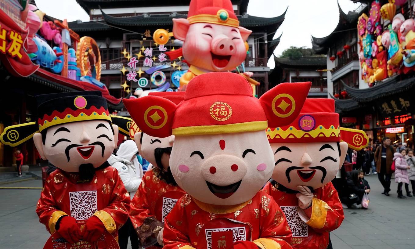 Hoạt náo viên mặc đồ hóa trang tại Dự Viên, thành phố Thượng Hải, Trung Quốc.