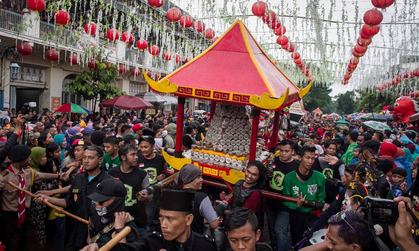 Người dân khiêng kiệu bánh truyền thống trong lễ hội tại thành phố Surakarta, tỉnh Trung Java, Indonesia.