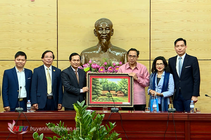 Phó Chủ tịch UBND tỉnh Lê Ngọc Hoa trao món quà lưu niệm cho Đại sứ Vương quốc Thái Lan Tanee Sangrat.