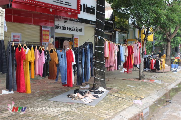 Các cửa hàng tranh thủ đưa hàng hóa ra phơi nắng. Hình ảnh ghi nhận trên tuyến đường Nguyễn Văn Cừ.