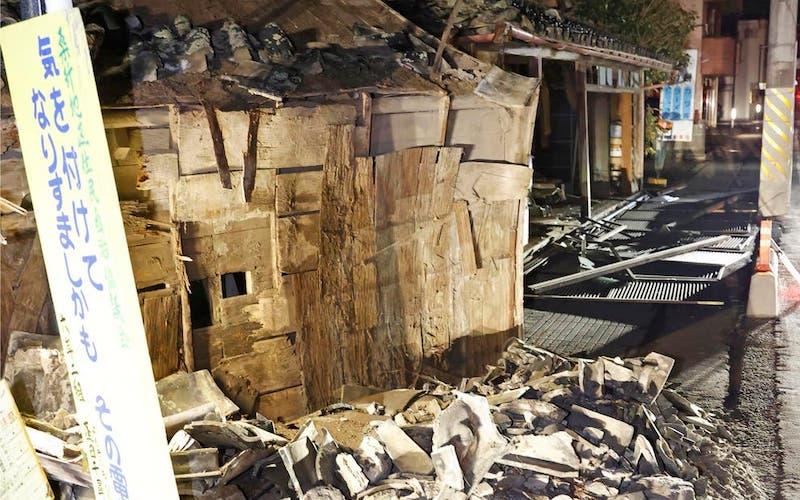 Một ngôi nhà bị hư hại do động đất ở Koorimachi, tỉnh Fukushima, đông bắc Nhật Bản. (Ảnh: AP)