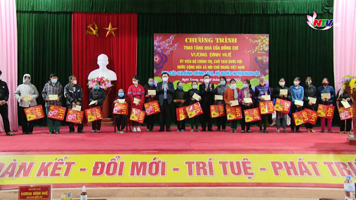 Chủ tịch Quốc hội dâng hương tưởng niệm Chủ tịch Hồ Chí Minh và tặng quà Tết cho người nghèo tại Nghệ An
