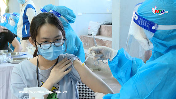 Nghệ An: Đồng loạt tổ chức tiêm vắc xin cho học sinh THPT
