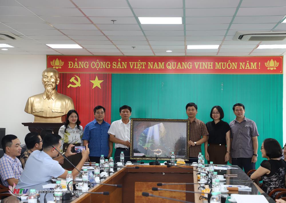Đài PT-TH Quảng Bình tặng quà lưu niệm Đài PT-TH Nghệ An