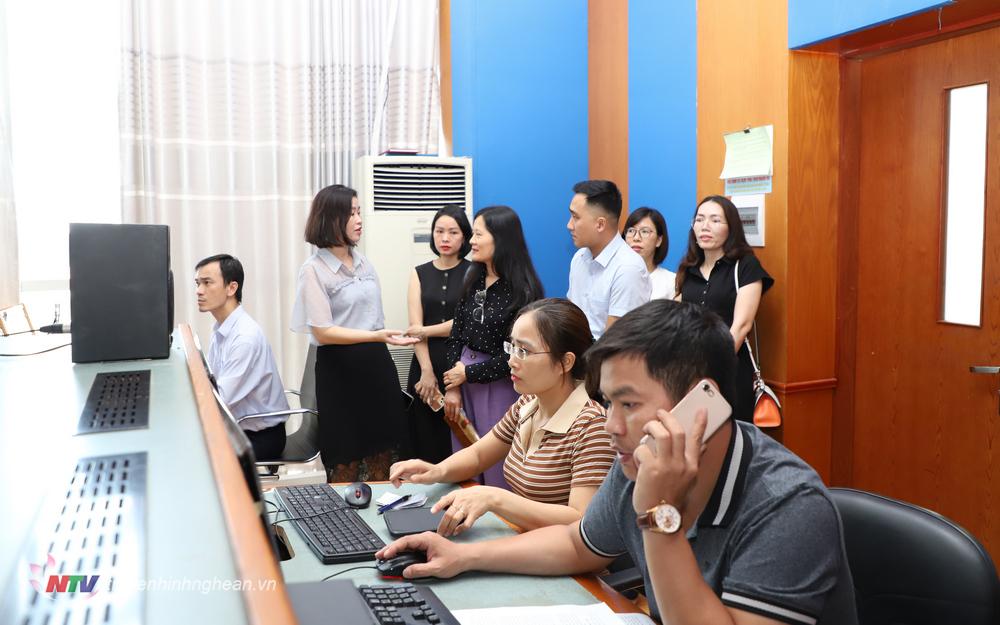 Đoàn cán bộ, phóng viên Đài PT-TH Quảng Bình theo dõi ekip sản xuất chương trình Nhip cầu nhà nông