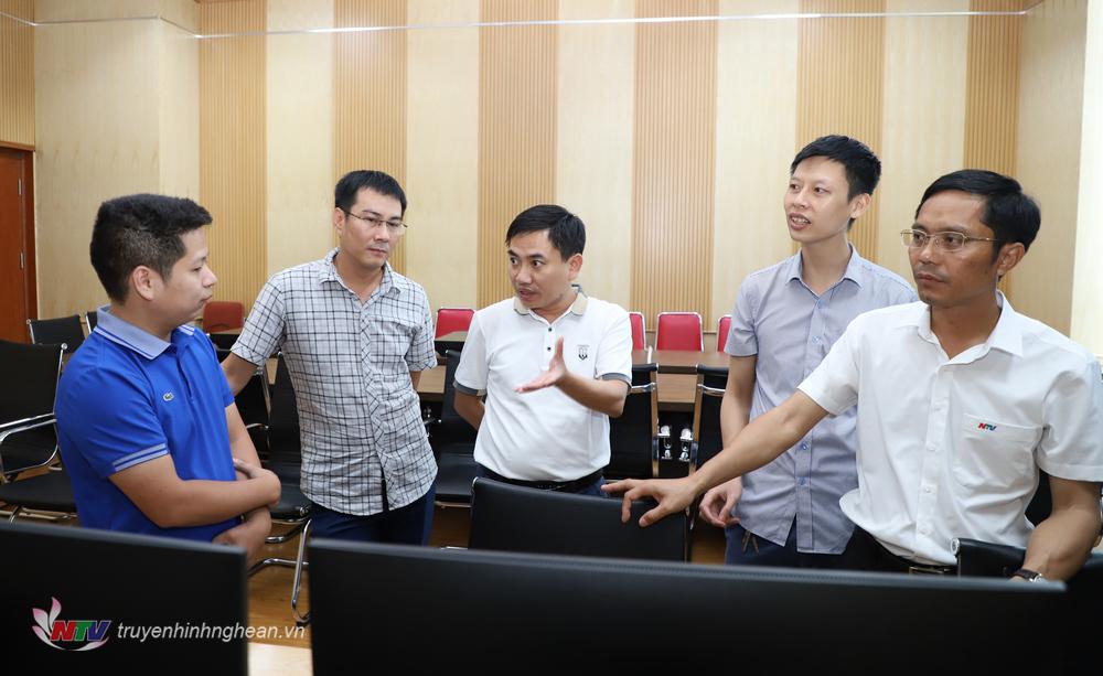 Đoàn cán bộ, phóng viên Đài PT-TH Quảng Bình tham quan Phòng Kỹ thuật sản xuất chương trình