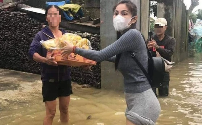 Hình ảnh ca sĩ Thủy Tiên làm từ thiện đợt mưa lũ miền Trung năm 2020