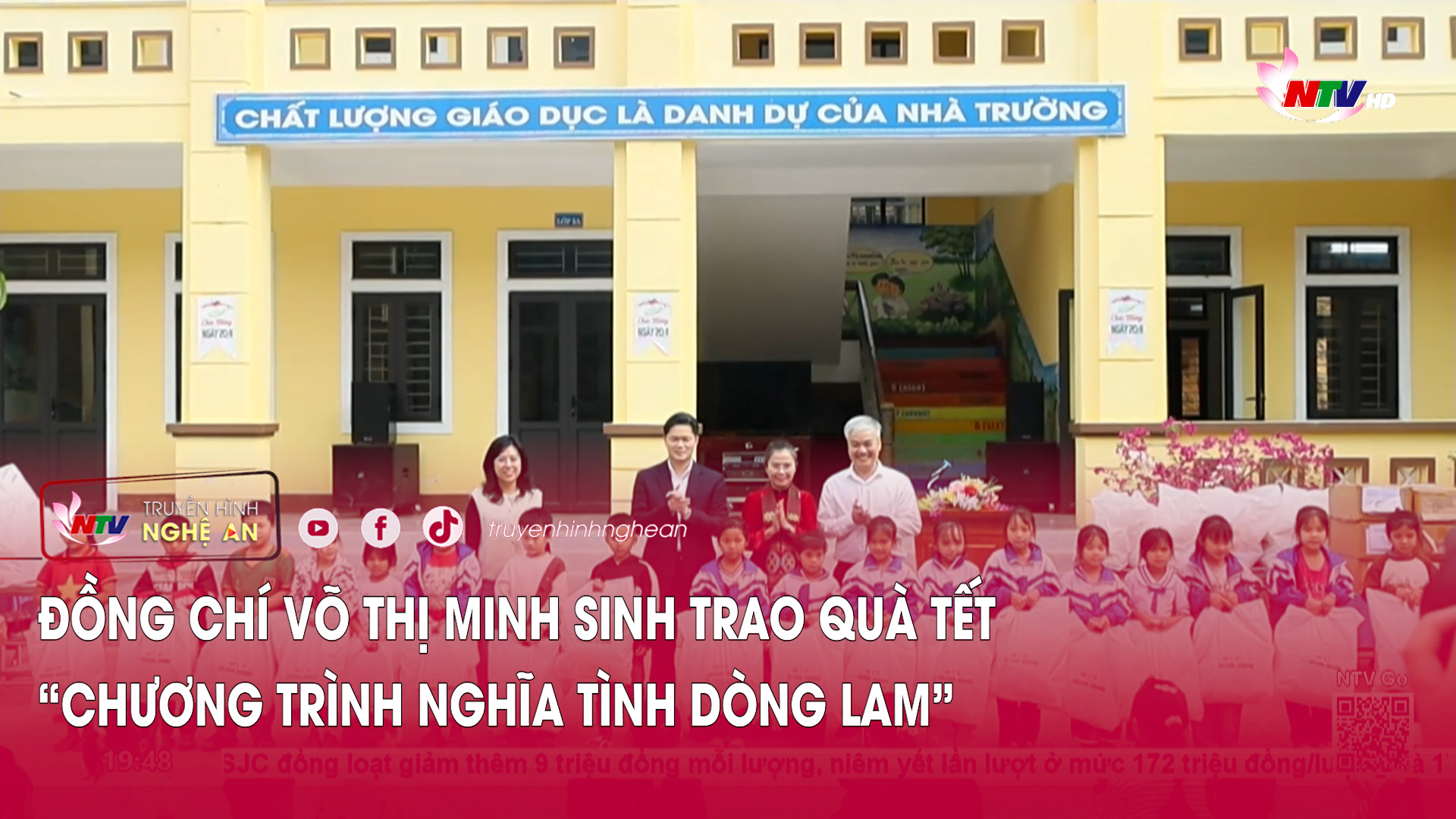 Đồng chí Võ Thị Minh Sinh trao quà Tết “Chương trình Nghĩa tình dòng Lam”