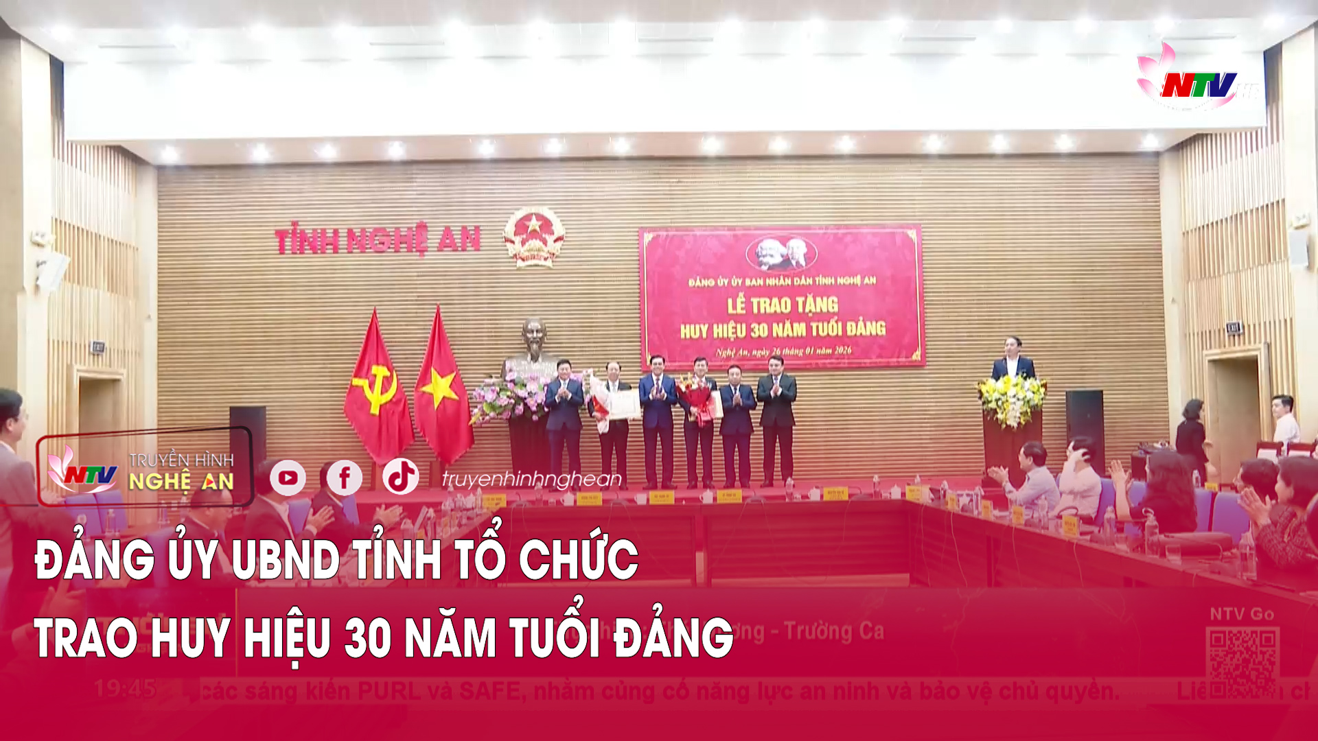 Đảng ủy UBND tỉnh tổ chức trao Huy hiệu 30 năm tuổi Đảng