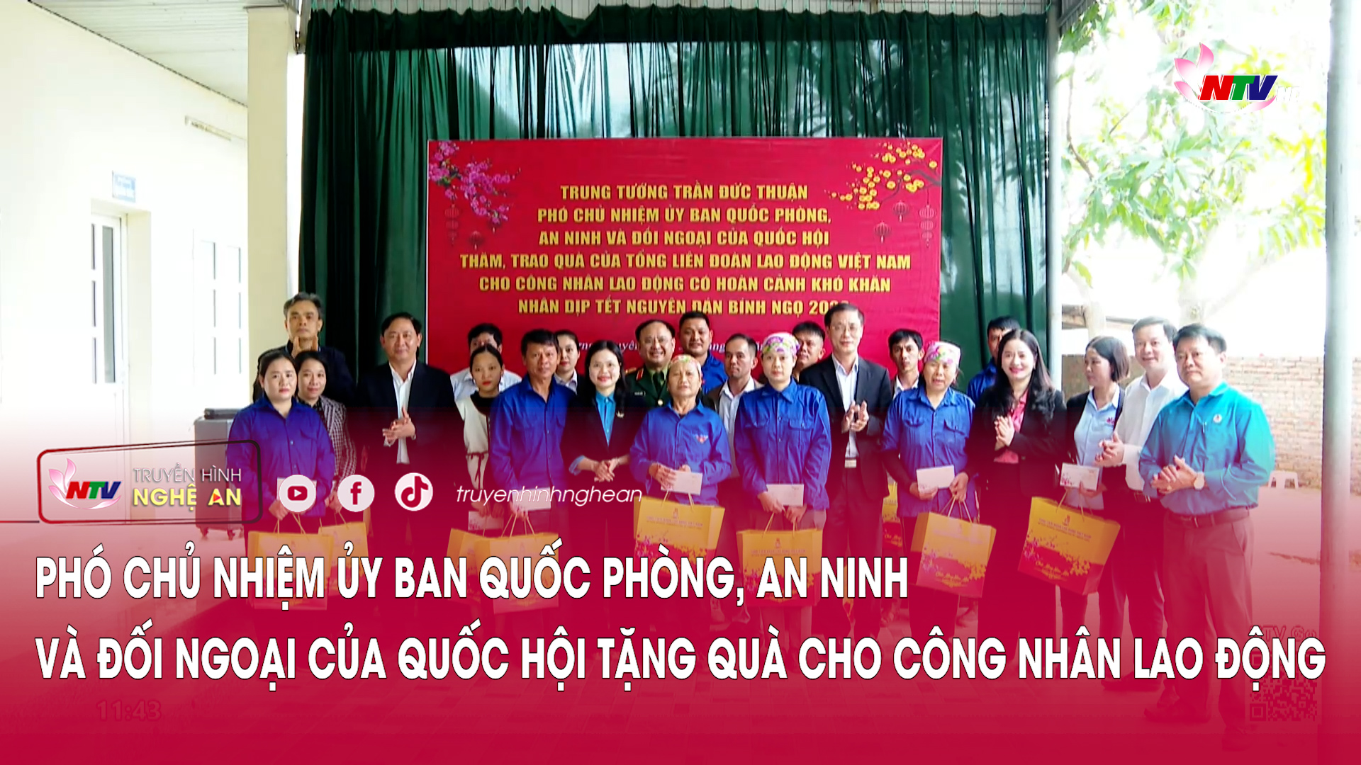 Phó Chủ nhiệm Ủy ban Quốc phòng, An ninh và Đối ngoại của Quốc hội tặng quà cho công nhân lao động