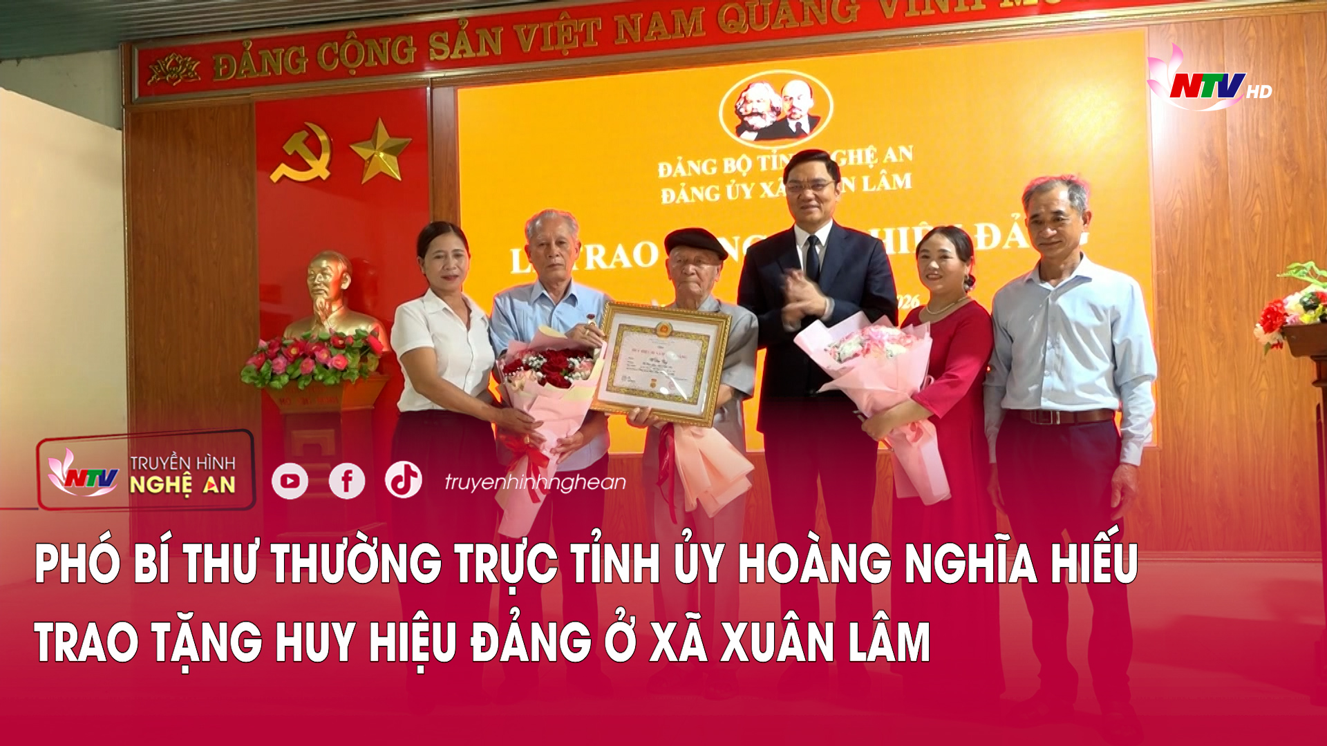 Phó Bí thư Thường trực Tỉnh ủy Hoàng Nghĩa Hiếu trao tặng Huy hiệu Đảng ở xã Xuân Lâm